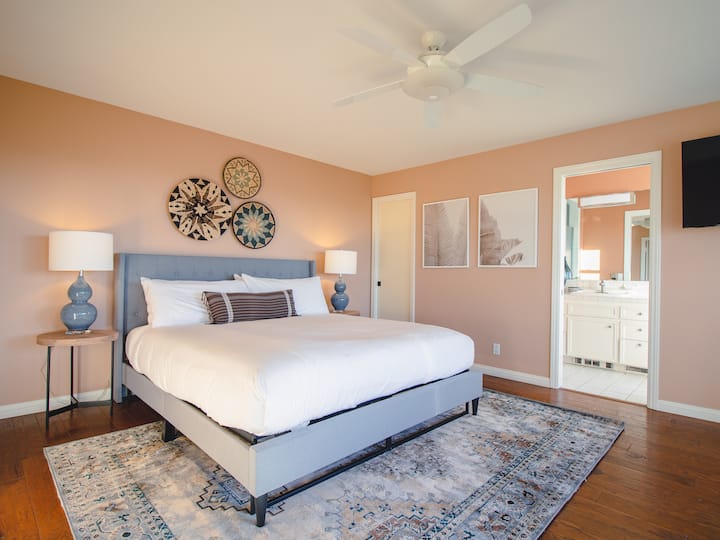 Голяма родителска спалня с двойно легло king size и дрешник.