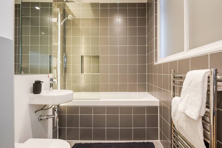 Kula Holborn – Superior Three Bed Apartment gallery image 5