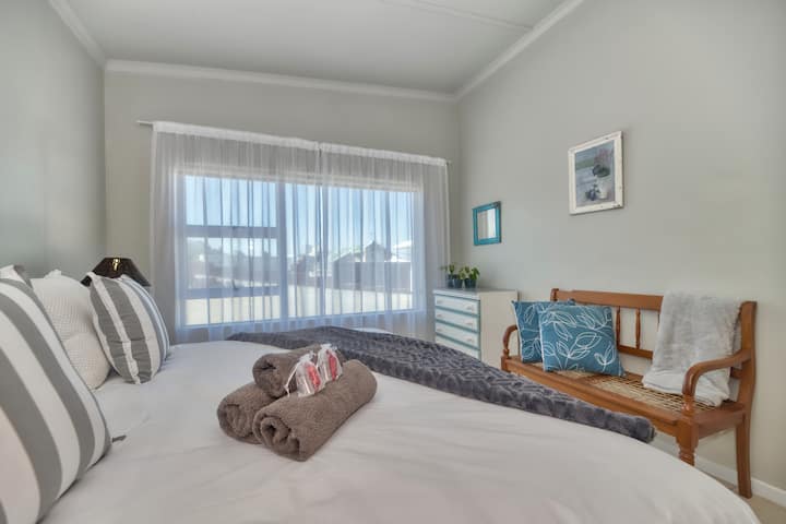 Chumba cha kulala 2:
- Chaguo la kitanda aina ya king au vitanda 2x vya mtu mmoja.