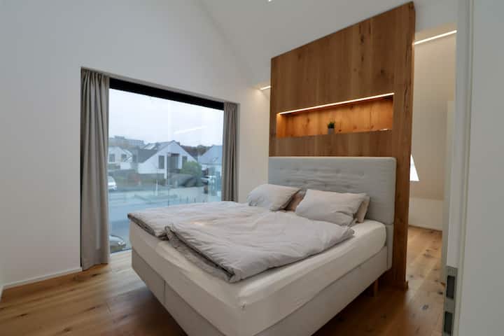 Klimatisiertes Schlafzimmer mit Ankleide und TV. Bett 180 cm mal 200 cm