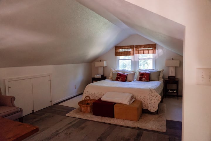 Roshani ya ghorofani yenye kitanda cha ukubwa wa king