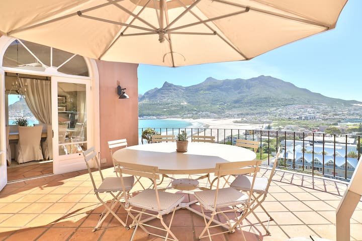 Magnificent sea-facing Villa with pool and views