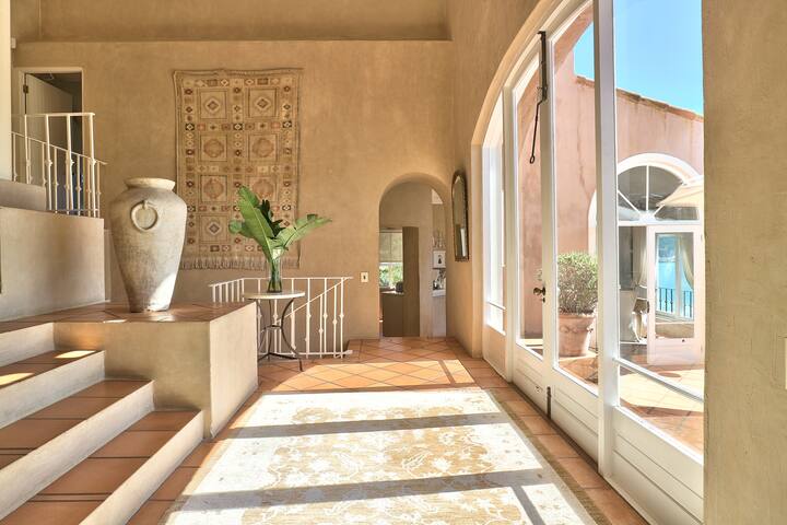 Magnificent sea-facing Villa with pool and views gallery image 3