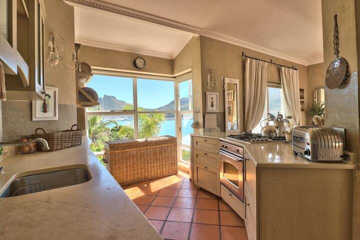 Magnificent sea-facing Villa with pool and views gallery image 4