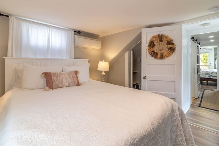 Schlafzimmer im zweiten Stock mit Queensize-Bett.