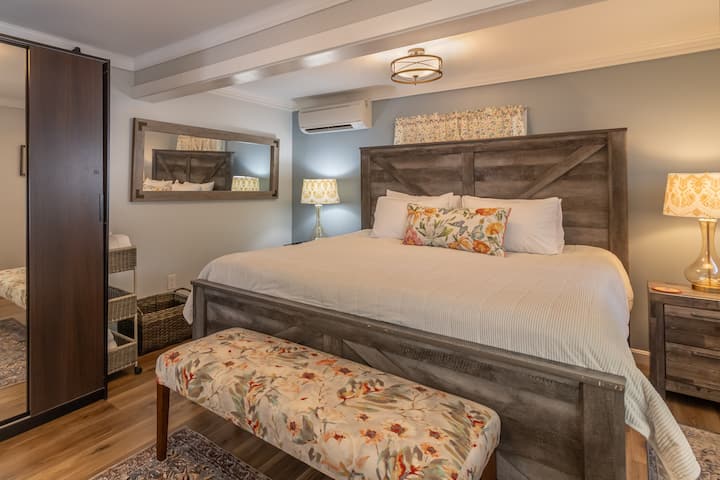 Hauptschlafzimmer im ersten Stock mit eigenem Bad. Komfortables Kingsize-Bett.