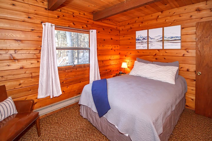 Dormitorio en la planta baja con cama tamaño Queen. 