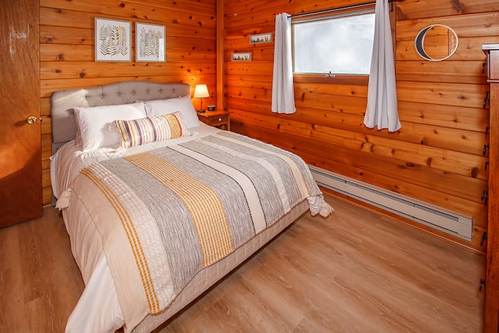 Dormitorio en la planta baja con cama tamaño Queen.