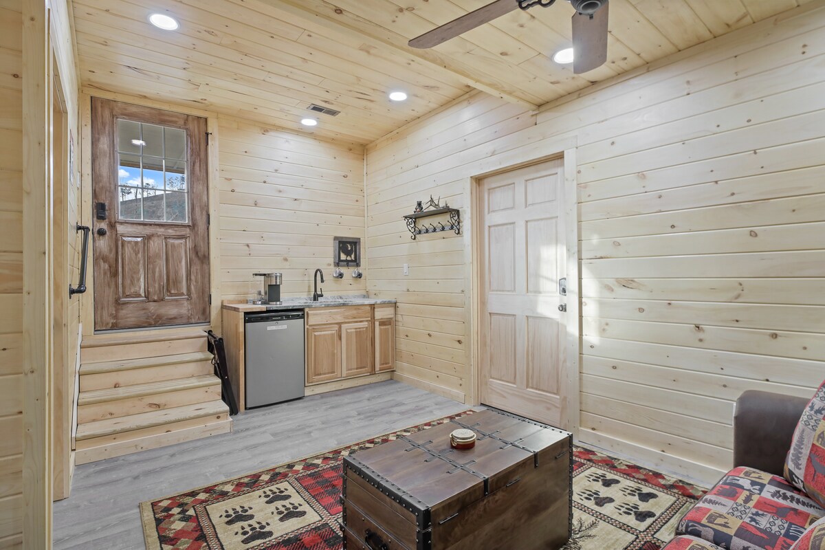 For bookings of 3/4 people access given to lower level master bedroom with sitting room and kitchenette. 