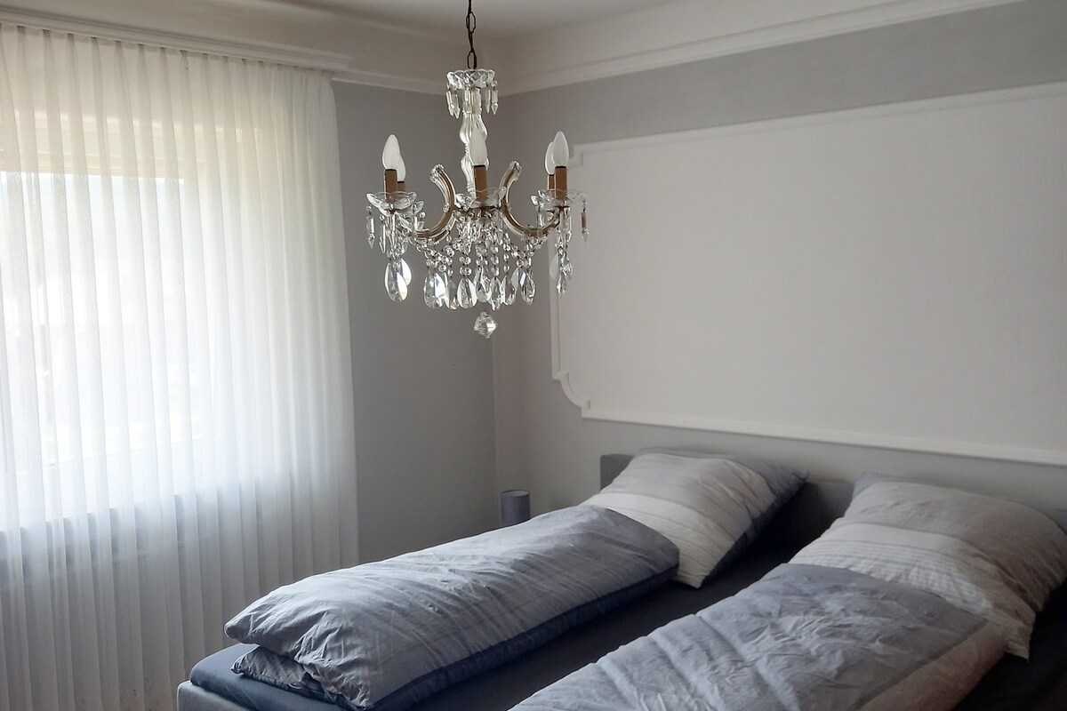 ห้องนอน 1 - เตียงบ็อกซ์สปริงขนาดคิงไซส์