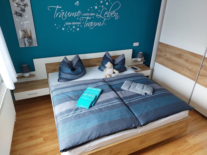 卧室是放松身心的度假胜地，提供放松的夜晚。