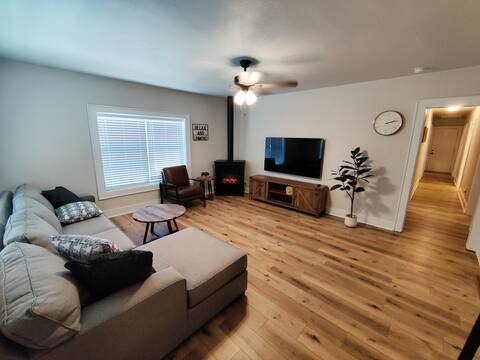 Amazing 3 Bed 2 Bath Downtown Cabin! Wifi, Patio