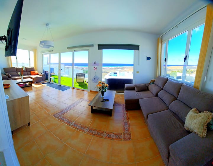 Изглед към океана от всекидневната на вилата