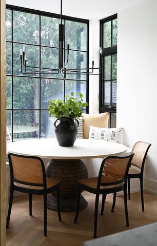 Luxury Design Home Centrally Located gallery image 3