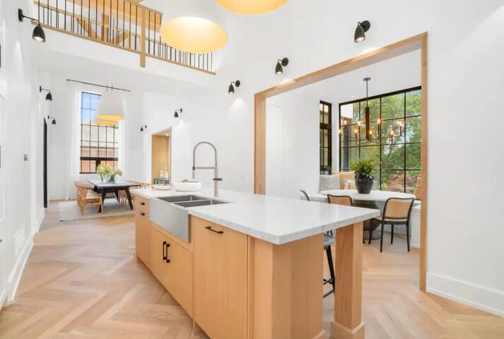 Luxury Design Home Centrally Located gallery image 2