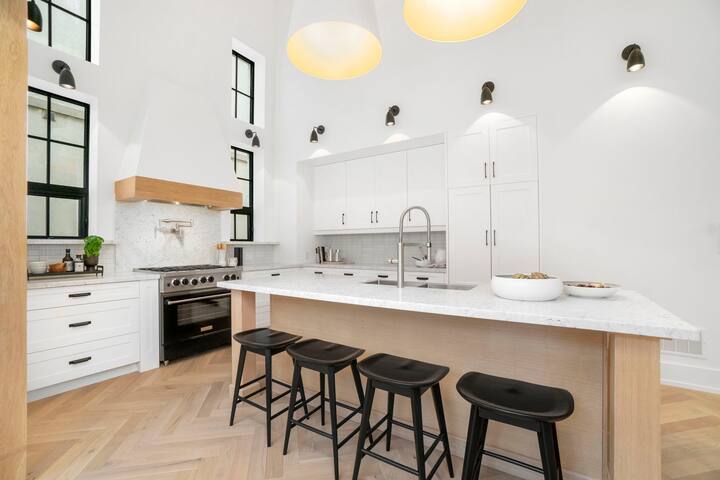 Luxury Design Home Centrally Located gallery image 4