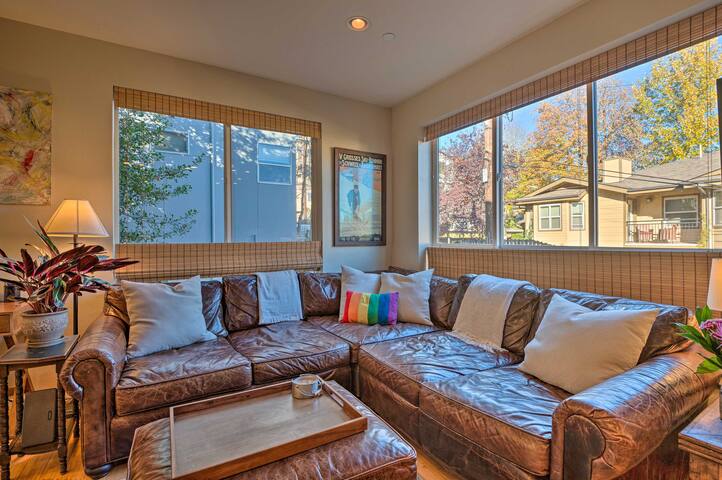 Upscale Townhome w/Roof Deck Views of Cascades gallery image 4