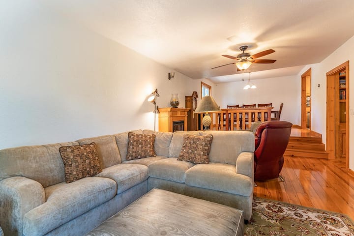 Отпуснете се на големия ни удобен диван.