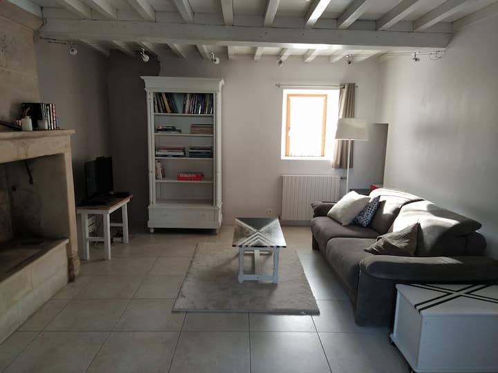 Მისაღები ოთახი ლამაზი ქვის ბუხრით კანში და ლამაზი კოჭები, ოთახები დიდი ხასიათითა და ხიბლით.
