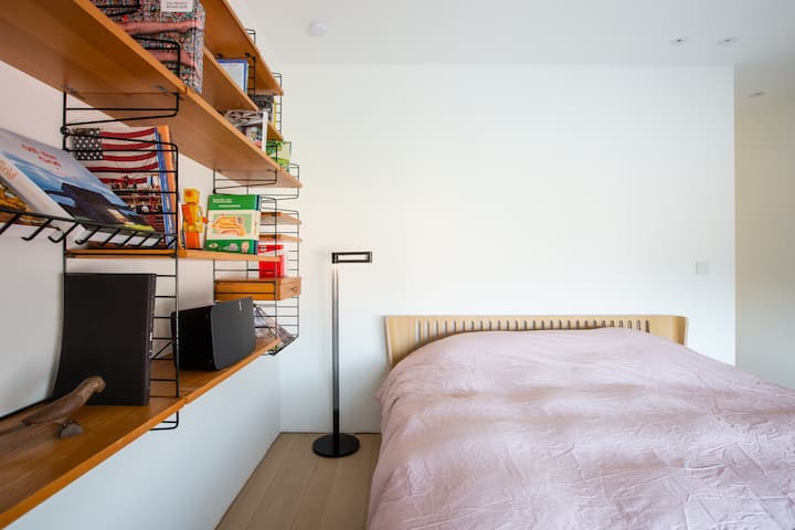 Luister naar je eigen muziek voordat je naar bed gaat! Een leuke Sonos-luidspreker, op de vintage rekken van Nisse Strinning, is benieuwd naar je muzikale smaak.