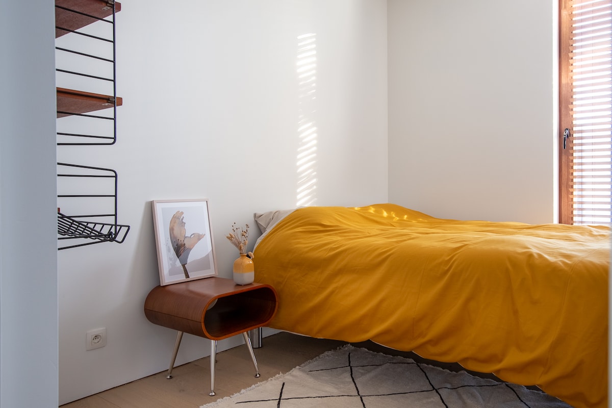 Geniet van de kleine en gezellige tweede slaapkamer van het vakantiehuis 'Huis van Hout'. Er is een 2-persoonsbed en veel boeken om te lezen. 