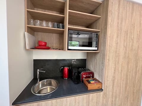 Successful Airbnb property: Clean, private and secure 1-bedroom guest suite in Brisbane