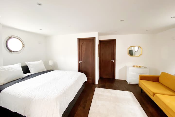 キングサイズのベッド、素敵なソファ、テレビを備えた寝室1