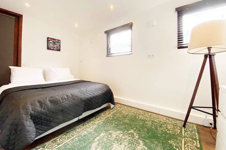 2つ目のベッドルームには、新しいとても快適なクイーンサイズベッドがあります。