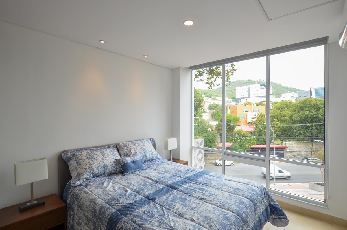 חדר שינה מיטה
זוגית עם שתי שידות לילה
וחלון.