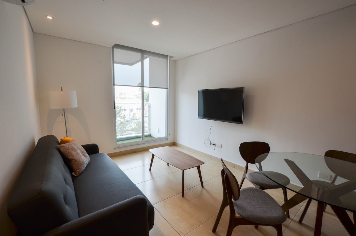 חדר משותף ומרפסת.