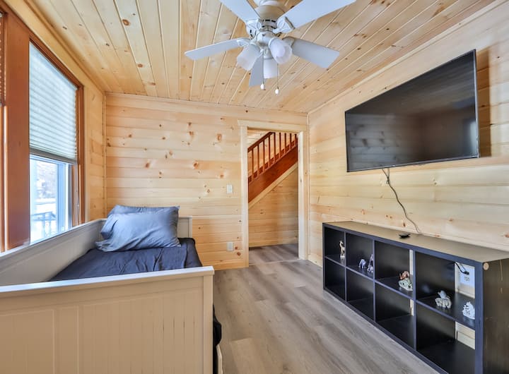 Kid's Dayden / Bedroom with a convertible daybed 