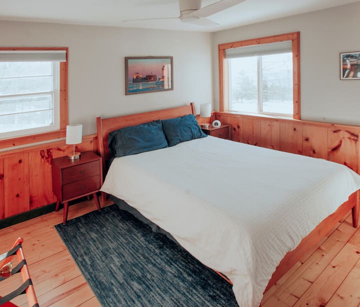 Dormitorio tamaño queen: colchón de espuma viscoelástica tamaño queen con baño privado y vistas al lago Superior