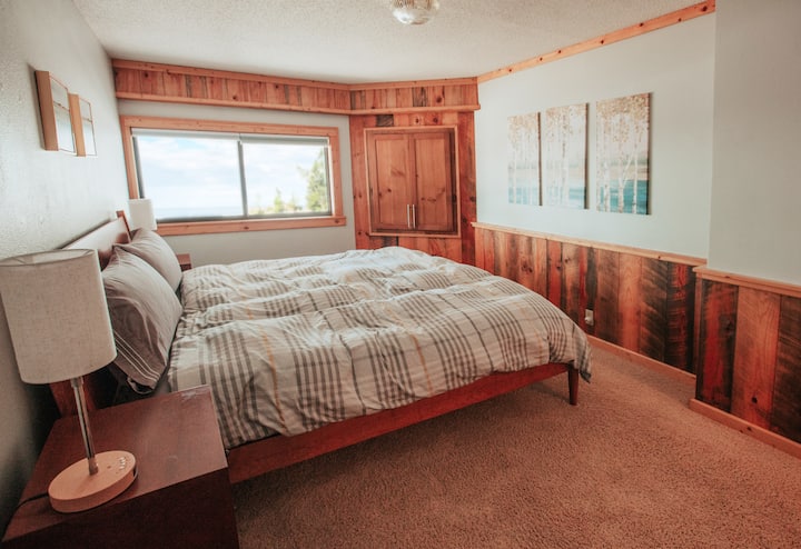 Dormitorio tamaño king: dormitorio espacioso con colchón de espuma viscoelástica tamaño king y vistas al lago Superior.