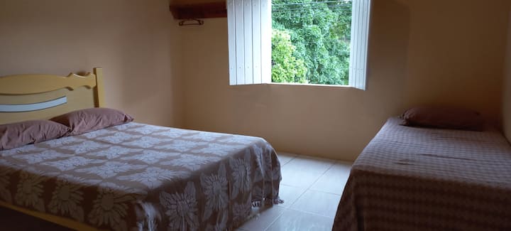 חדר שינה 1: מיטה זוגית + מיטת יחיד + אפשרות ל-2 רשתות.