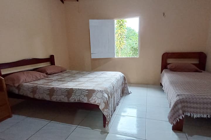 חדר 3: מיטה זוגית + מיטת יחיד + מזרן זוגי + אפשרות ל-2 רשתות.