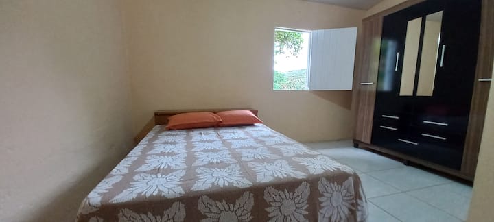 חדר שינה 2: מיטה זוגית + אפשרות ל-2 רשתות