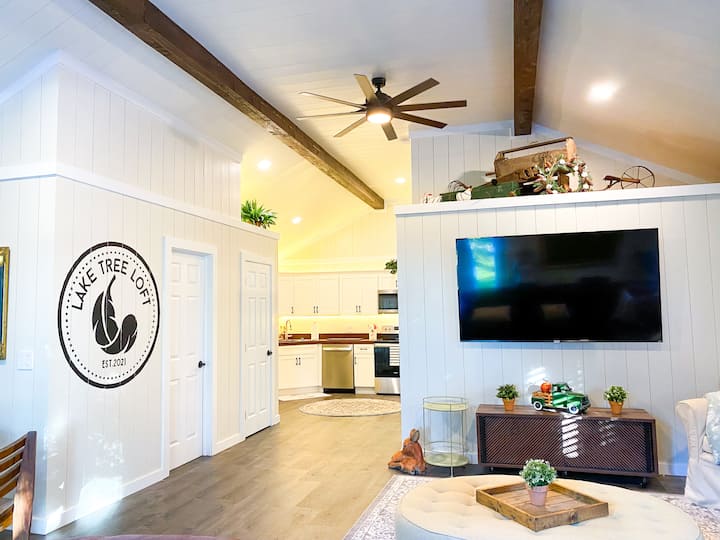 Vero Beach Lake Tree Loft mins from the Ocean! Guesthouses for Rent