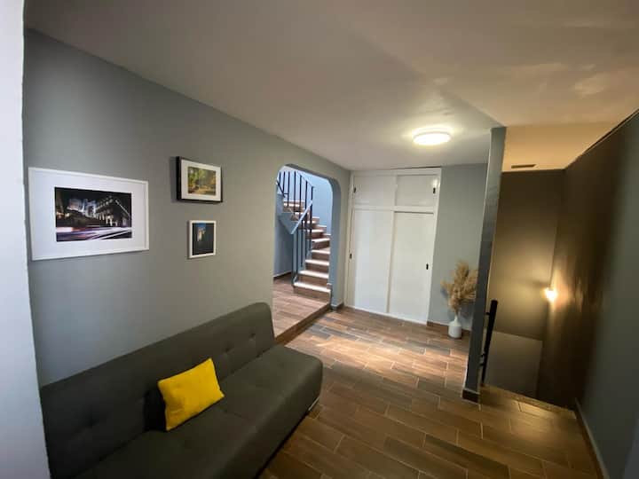 Segunda planta, escaleras para ir ala terraza.   Y se muestra el sofa cama