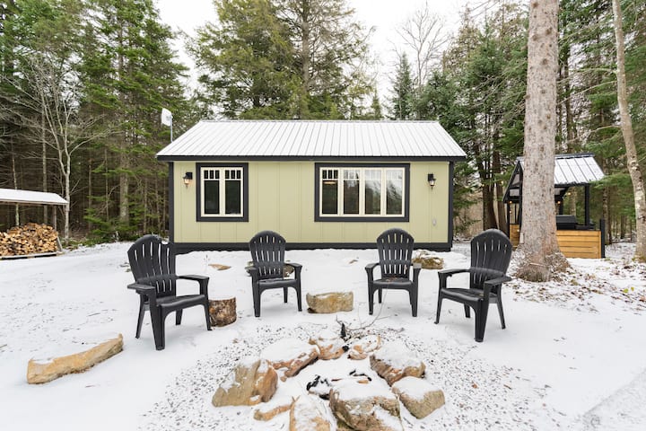 Cabin 2 on the Muskoka River. Firewood included !