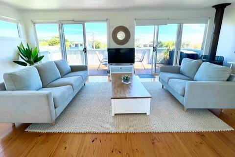 Light and bright 4 bedroom home, close to beach