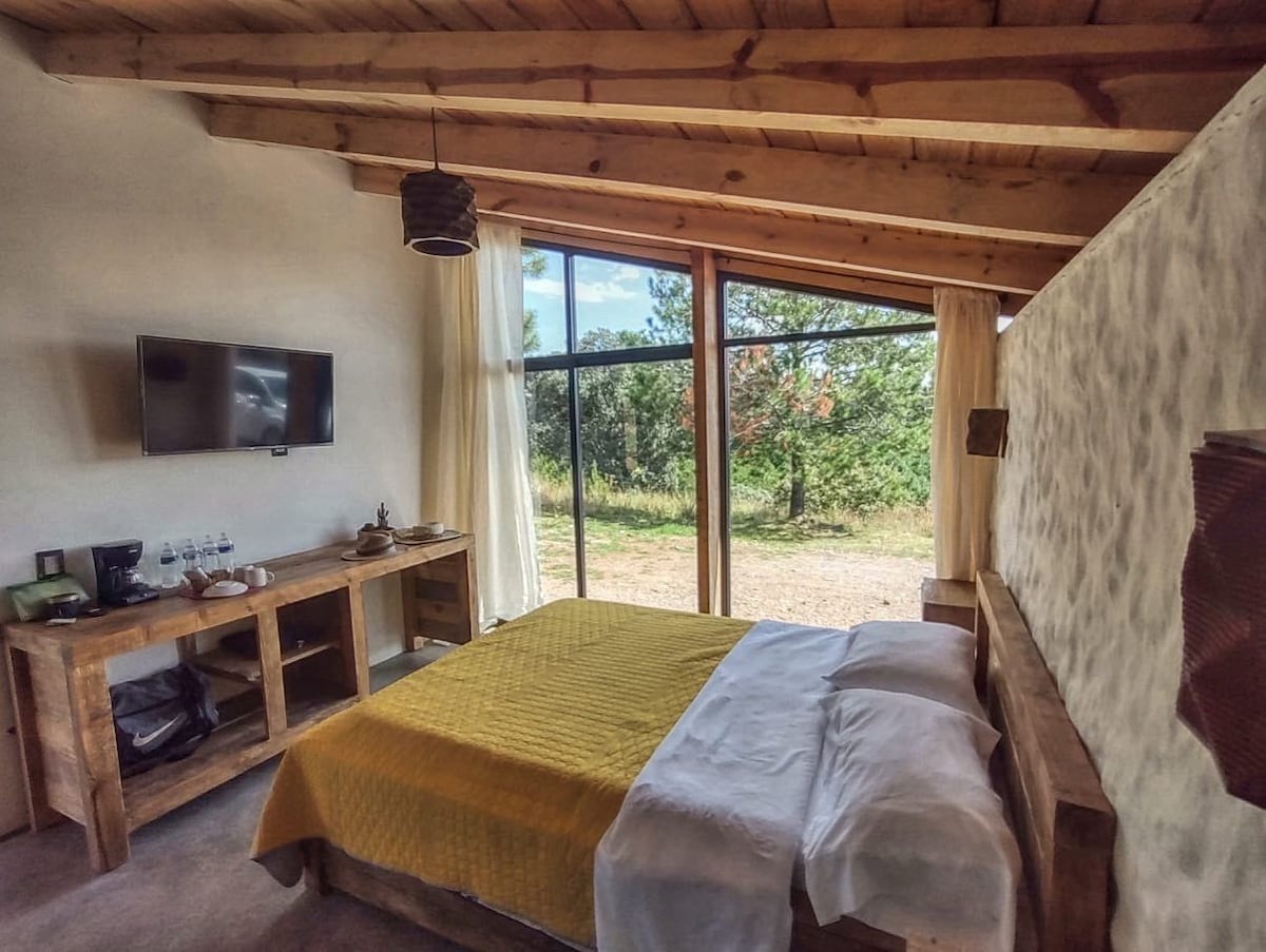 ห้องพักพร้อมเตียงใหญ่ 2 หลัง (อีกหลังหนึ่งซ่อนอยู่ใต้อีกหลังหนึ่ง)