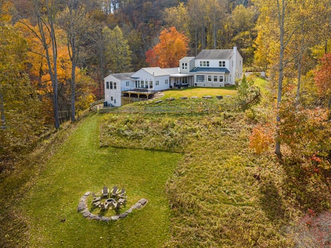 8BR/13 bed Luxury Villa w/ Hot Tub (DT AVL 18min)