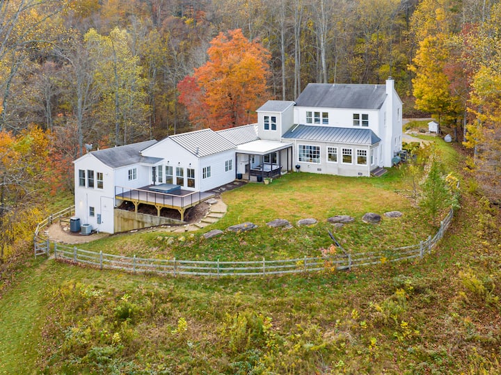 Fall Mountain View, Farmhouse Ville W/ HotTub Villas for Rent in Fletcher, North Carolina