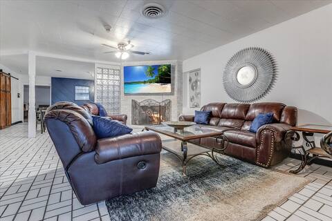 10 bedroom retreat Sleeps 27 guests.