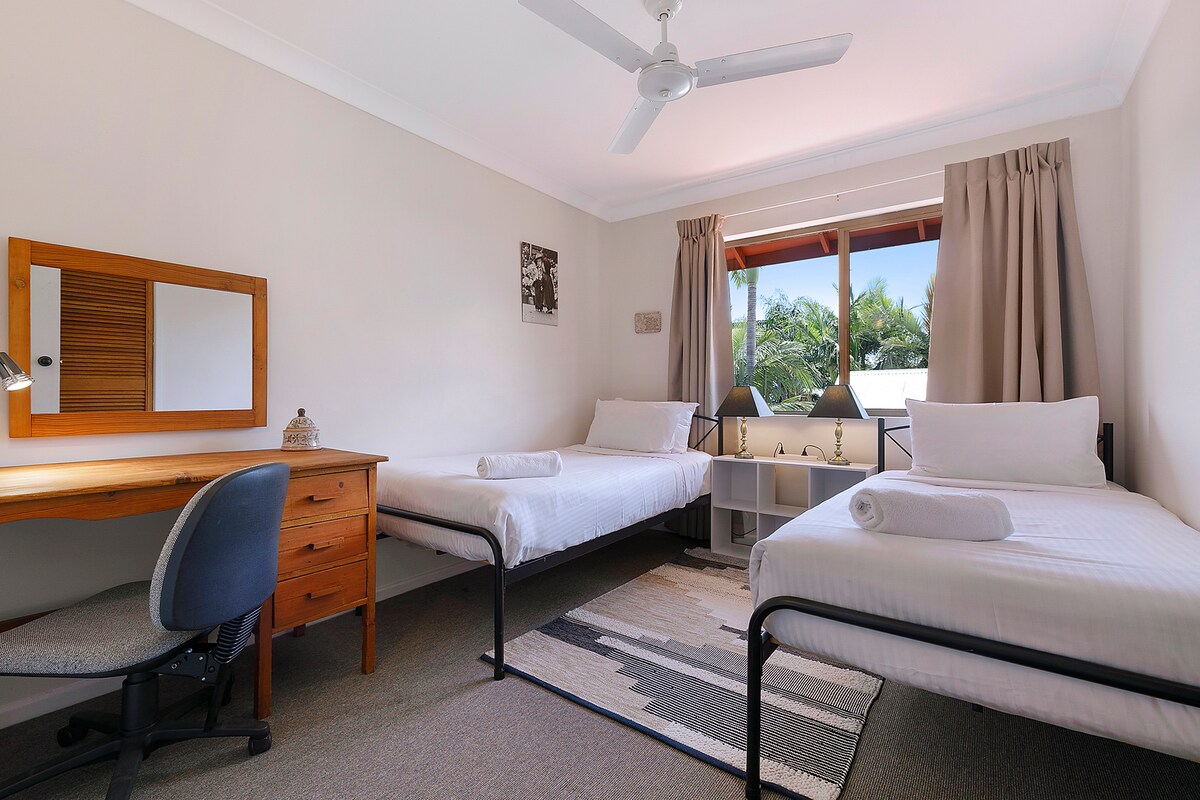 ห้องนอนที่สองมีเตียงแฝดสองเตียงและโต๊ะทำงานพร้อมเก้าอี้เหมาะสำหรับผู้ที่ทำงานหรือเรียนจากระยะไกล 