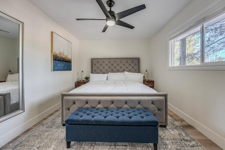 Chumba kikuu cha kulala kina Kitanda cha Mfalme na godoro lenye mto thabiti kwa ajili ya usingizi bora wa usiku. Kila chumba kina kitanda cha ziada kinachoweza kukunjwa na kuhifadhiwa kwenye kabati pamoja na mashuka ya ziada na blanketi. Pack n Play inapatikana kama kitanda cha watoto wachanga. TV ya inchi 42 chumbani