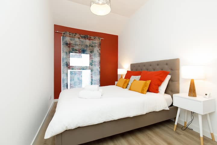 Camera da letto 2, letto per 2 persone 140, grande spogliatoio, finestra sul cortile interno tranquillo.