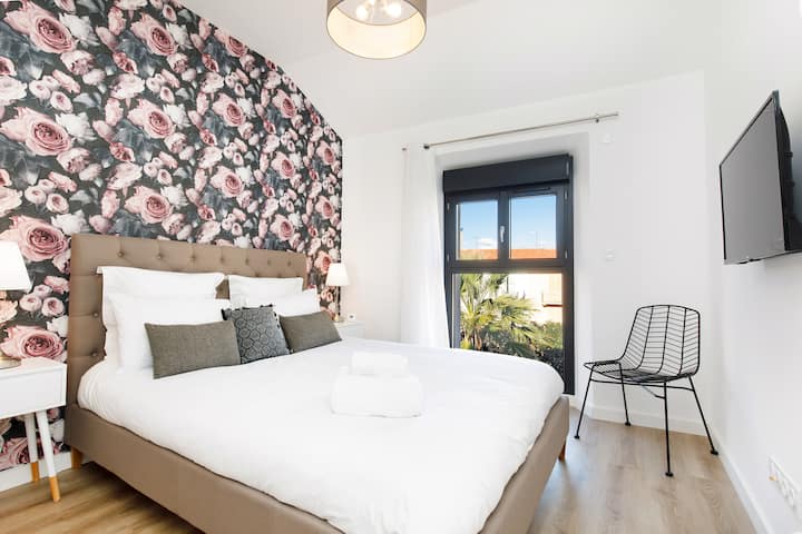 La camera dei fiori, grande camera da letto con TV connessa, spogliatoio, biancheria da letto queen size 160, grande finestra sul cortile tranquillo.