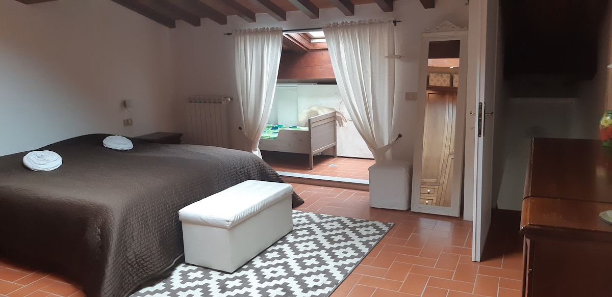 الطابق العلوي: غرفة نوم بسرير مزدوج وسرير وسرير أطفال.
خزانة كبيرة ودرجين
