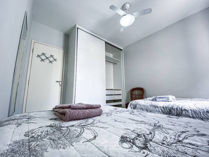 Dormitorio 2 con cama doble y cama individual.